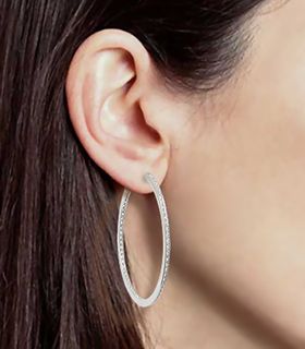 スワロフスキー Swarovski ラージ フープ ピアス（クリア／シルバー）装着イメージ