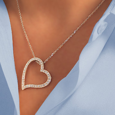 スワロフスキー Swarovski ラブ・ペンダント（装着イメージ）
